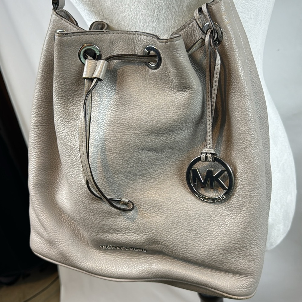Michael Kors Gray Leather Bucket Bag Drawstring Shoulder‎ Bag Purse - Picture 4 of 16